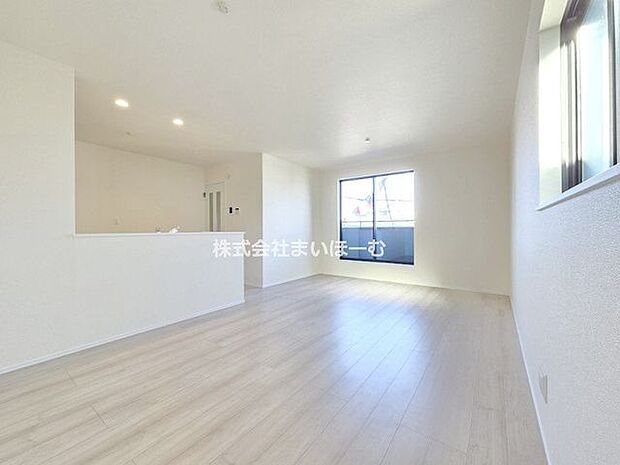 【A号棟リビング】16帖のゆったりとしたリビングで、ご家族団らんのひと時をお過ごしいただけます。