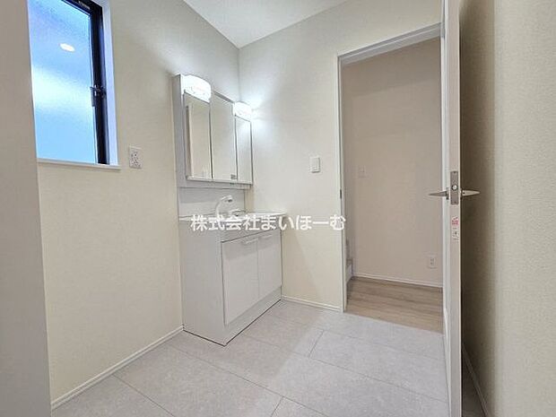 【A号棟洗面】ゆとりのある洗面脱衣所には三面鏡仕様の独立洗面台も設置しています