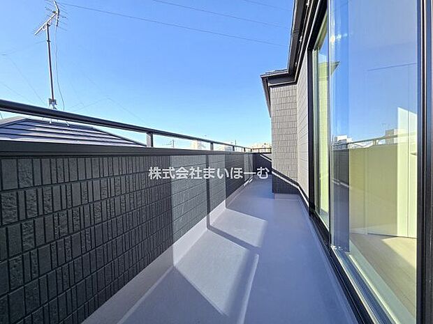 【A号棟バルコニー】陽の光がサンサンと降り注ぐ南向きバルコニーで、お洗濯物やお布団も気持ちよく干せそうです