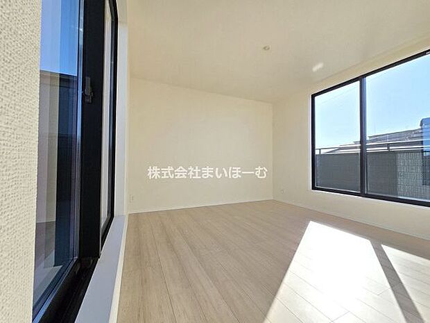 【A号棟6.37帖洋室】南からの暖かい陽の光が差し込む洋室は主寝室やお子さまの寝室などにもオススメです