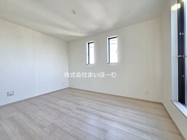 【B号棟6帖洋室】3階の洋室は全てバルコニーに面しているので、明るさと風通しが◎