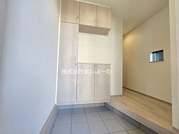 【B号棟玄関】広々とした玄関スペースには、大容量の下駄箱が設置済みですので、いつも玄関をスッキリとさせることができます