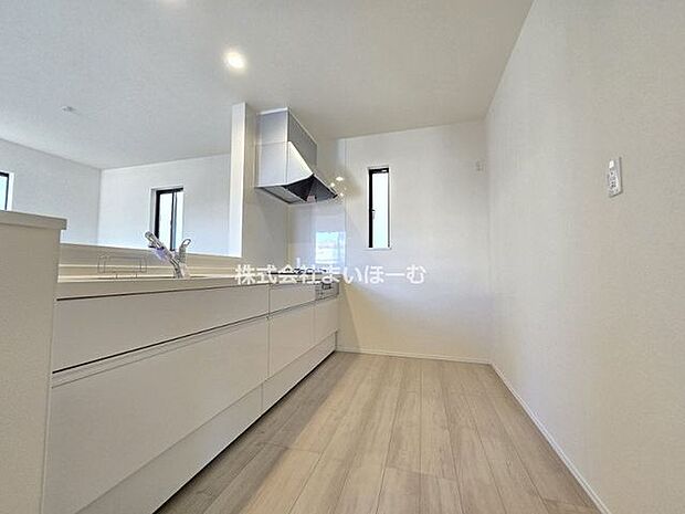 【キッチン】リビングの様子が見える「対面キッチン」を採用♪お料理をしながらお子さまにも目が届いて、忙しい奥様も安心♪