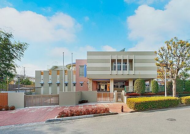 川口市立上青木保育所 徒歩9分。 660m