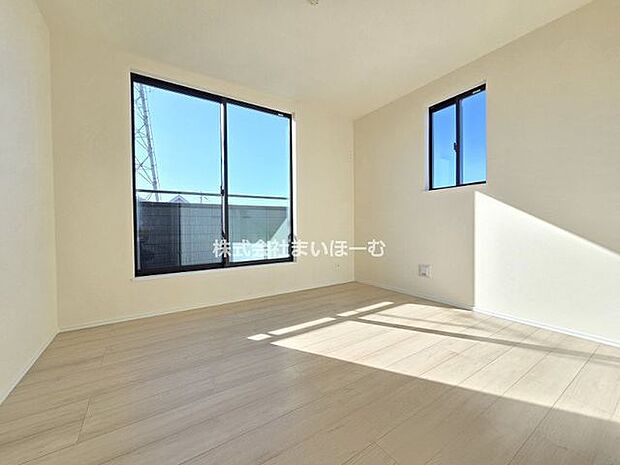 【A号棟5.25帖洋室】南からの暖かい陽の光が差し込む洋室は主寝室やお子さまの寝室などにもオススメです