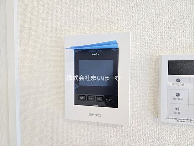 【モニター付きインターホン】訪問者を確認できるモニター付きのインターホンを採用。お子さまが留守番をする時も誰が訪ねてきたかを確認出来て安心ですね
