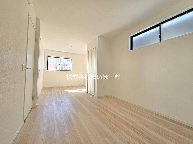 【10.3帖洋室】10帖越えの洋室は、ご家族人数に応じて2部屋に分けられるフレキシブル設計になっています