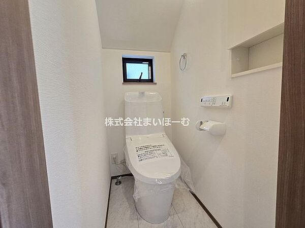 【トイレ】トイレも2か所配置しています。嬉しいウォシュレット付き♪また小窓も設置していますので、明るさと通風も良好です