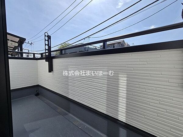 【バルコニー】南向きの大型バルコニーは、お洗濯物もたくさん干せちゃいます！