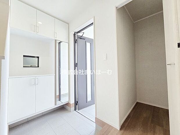 【玄関】姿見付きの大きな下駄箱と、玄関付近で使用したい物を収納できる物入がある広い玄関です