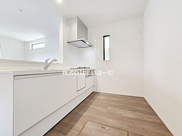 【システムキッチン】3口ガスコンロ・浄水器一体型蛇口・ビルトイン食洗機が付いた、システムキッチンで、家事も捗りそうです