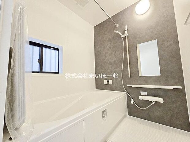 【浴室】大人の方でもゆったりと足を伸ばせる、一坪タイプのバスルーム。一人でゆったりも良し！お子さまとワイワイ入ってもいいですね♪浴室乾燥機も標準設置しています