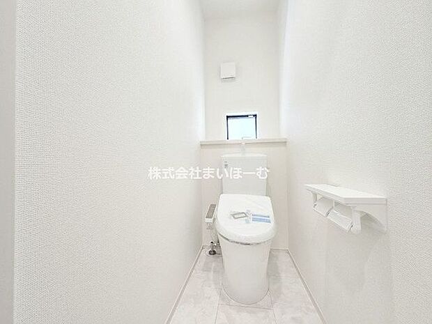 【トイレ】トイレも2か所配置しています。嬉しいウォシュレット付き♪また小窓も設置していますので、明るさと通風も良好です