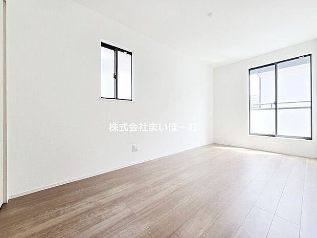 【洋室6.25帖】2面採光で明るい洋室は、お子さまの勉強部屋にもオススメです♪