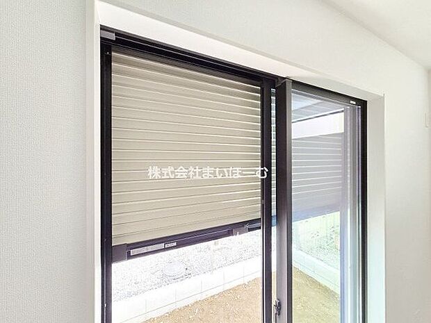 【シャッター】1階にはシャッターも標準設置しております。夜間や外出時の防犯面でもご安心いただけます