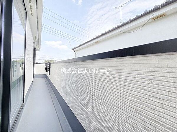 【バルコニー】明るい陽の光が差し込むバルコニーで、お洗濯物やお布団も気持ちよく干せそうです