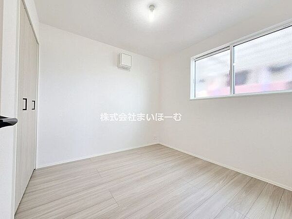【4.5帖洋室】明るい洋室は、お子さまの勉強部屋にもオススメです