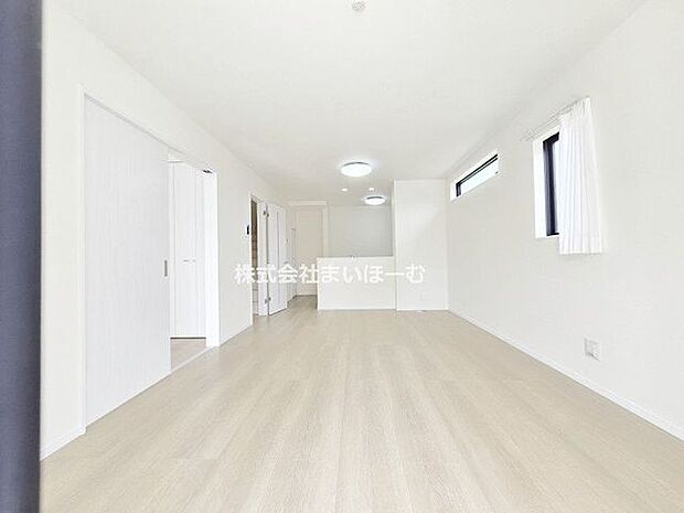 【B号棟リビング】15.93帖の明るいリビングで、ご家族団らんのひと時をお過ごしいただけます