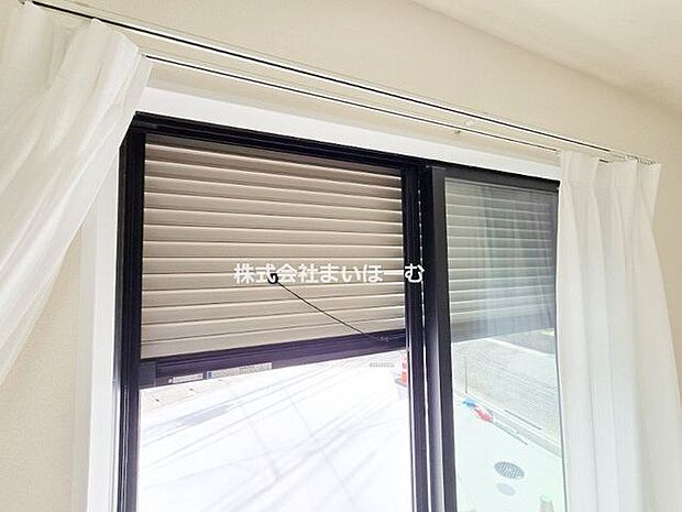 【シャッター】1階にはシャッターも標準設置しております。夜間や外出時の防犯面でもご安心いただけます