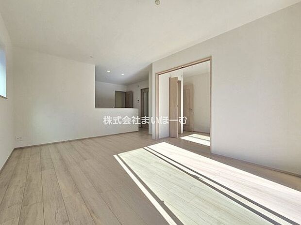 【リビング】14.68帖のリビングには、明るい陽の光が直接差し込みます♪