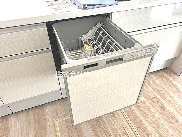 【食洗機】フルオープンの食洗機搭載のシステムキッチン♪食器を洗っている間に、お洗濯物を畳んだり出来て、家事効率がＵＰ♪
