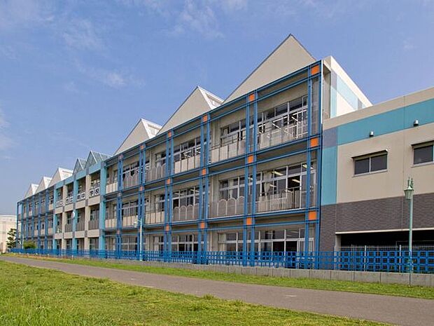 川口市立南中学校 徒歩11分。 820m