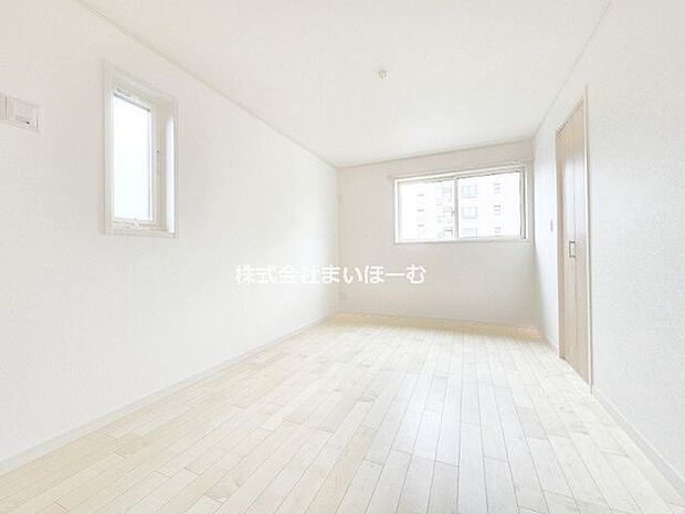 【洋室6.8帖】ゆったりとした室内で、ご家族一人一人のお部屋を持てちゃいます