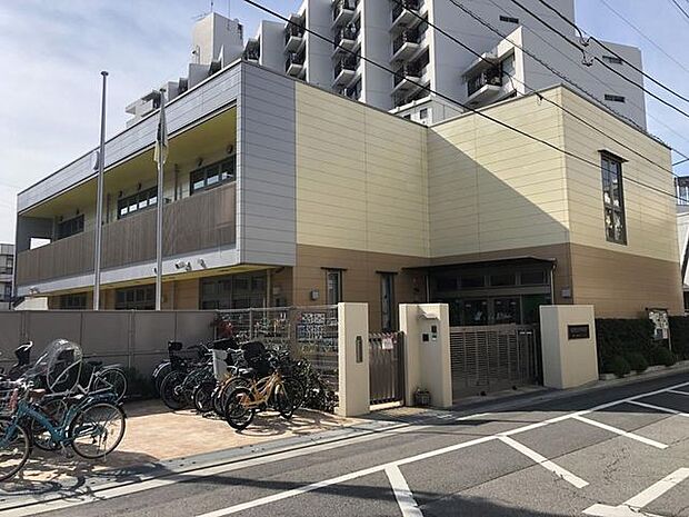 川口市立本町保育所 徒歩8分。0歳～5歳まで対象の本町保育所。専門の講師による英語教室も行なっています。川口市の献立に基づいた完全給食です。延長保育も行なっています。 570m