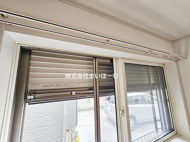 【網戸＆1階シャッター】新生活に嬉しい「全サッシ網戸付き」「カーテンレール付き」です。また、1階には防犯シャッターも設置しているので、夜間や外出時も安心ですね