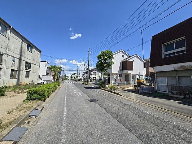 【前面道路】歩道のある公道に面していて、交通量も少なく、小さなお子さまにも安心な好立地です（2026年5月10日撮影）