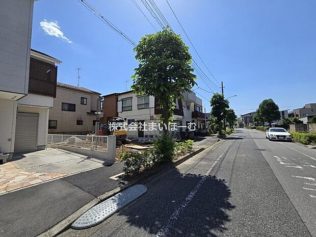 【前面道路】歩道のある公道に面していて、交通量も少なく、小さなお子さまにも安心な好立地です（2026年5月10日撮影）