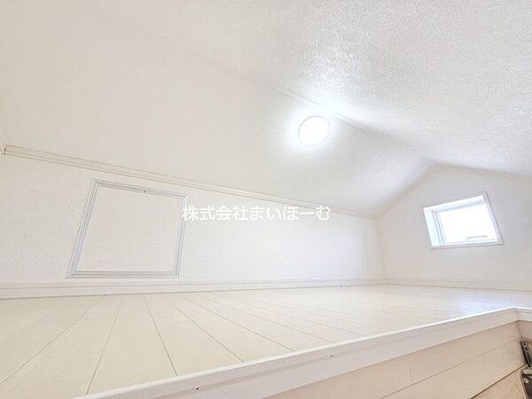 【屋根裏収納】普段使用しない物を収納しておくのに便利な屋根裏収納付きです
