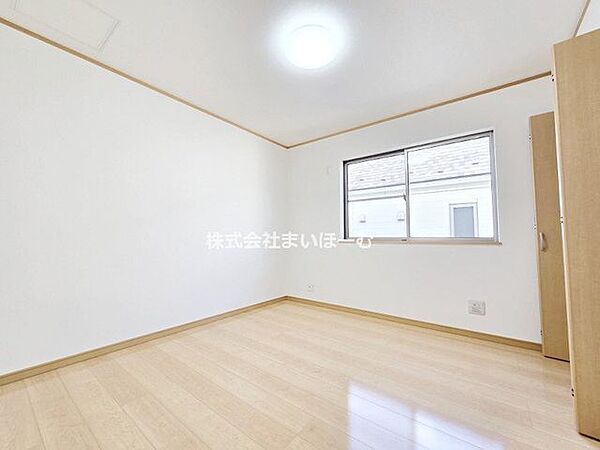 【2階6.1帖洋室】全室明るい設計で、寝室やお子さまお部屋など、ご家族構成に合わせて振り分けしやすい洋室になっています