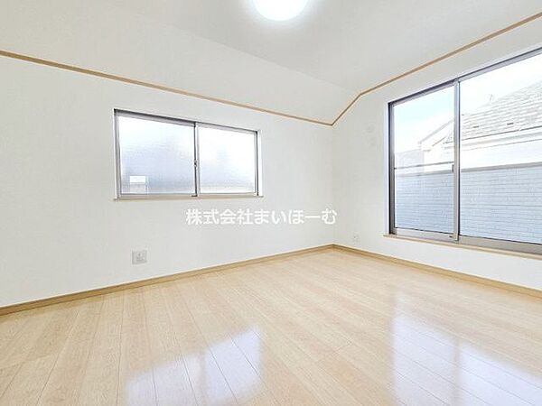 【2階6.7帖洋室】全室明るい設計で、寝室やお子さまお部屋など、ご家族構成に合わせて振り分けしやすい洋室になっています