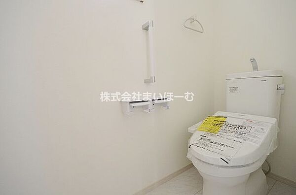 【トイレ】やすらぎの場所トイレは、高機能便座付き！もちろん、ウォシュレット付きです♪※同仕様