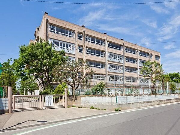 草加市立新田中学校 徒歩13分。 1030m
