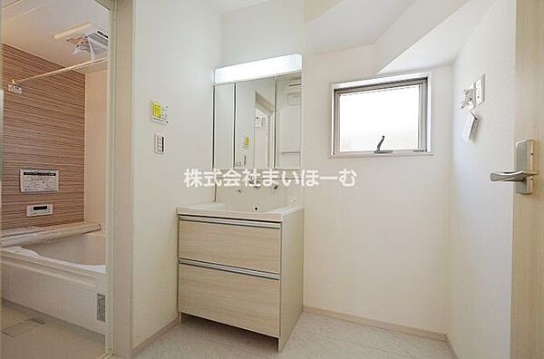 【洗面台】毎朝の身支度にとても便利な三面鏡のシャワー付き洗面台！お掃除もラクラク出来ちゃいます♪鏡裏の収納もたっぷりあります！※同仕様