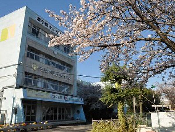 三郷市立栄中学校 徒歩12分。 890m