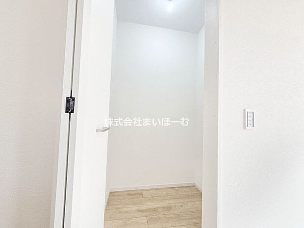 【リビングクローゼット】リビングにもウォークインクローゼットを設計しています。パントリー収納やファミリークロークとして使用できます