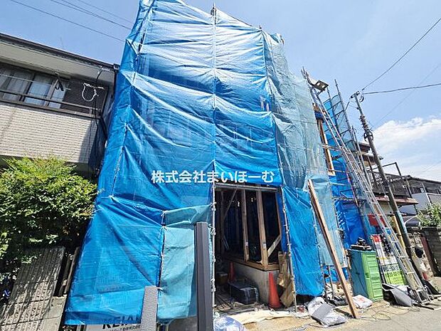 【外観】上棟しました!建物の大きさや陽の当たり方が分かるようになりましたので、ぜひ一度ご見学下さい(2026年7月23日撮影)