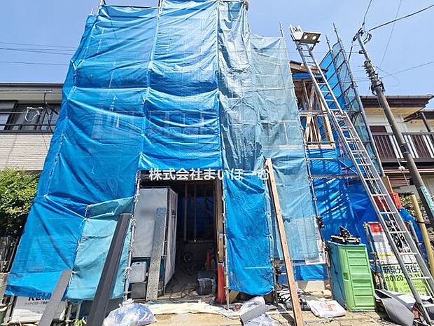 【外観】上棟しました!建物の大きさや陽の当たり方が分かるようになりましたので、ぜひ一度ご見学下さい(2026年7月23日撮影)