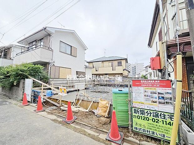 【外観】南道路に映える2階建ての新築戸建てが分譲スタートです。お気軽にお問い合わせ下さい(2026年7月3日撮影)