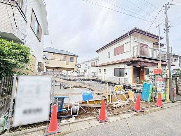 【外観】南道路に映える2階建ての新築戸建てが分譲スタートです。お気軽にお問い合わせ下さい(2026年7月3日撮影)