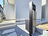 外観：【宅配BOX】戸建て用の宅配BOXも標準設置。忙しいご家族にも優しい設備のお家です