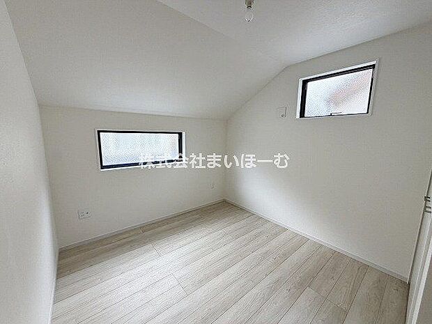 【洋室5.2帖】東の窓から光の差し込むお部屋は、主寝室にいかがでしょう?自然な明るさで目覚める寝起きはとても心地の良い朝を体感できます♪マンションでは味わえない、採光面の多さです♪