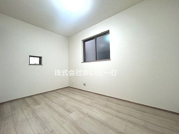 【洋室】こども部屋にぴったりな洋室は大き目クローゼットでお部屋もスッキリ♪お片付けもラクラク♪小さなお子様から大きなお子様まで成長に合わせてお使いいただけるようシンプルなつくりになっています♪