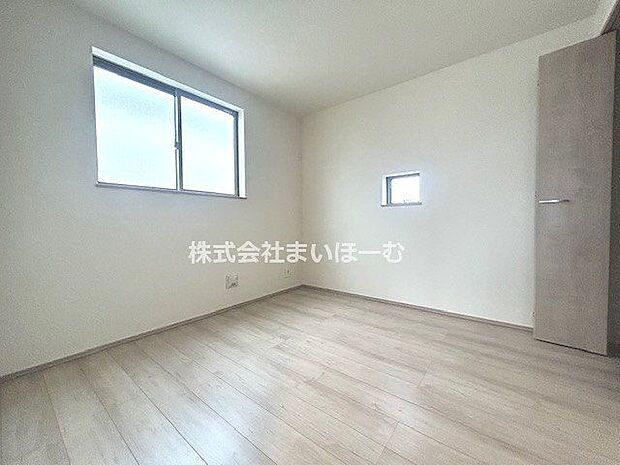 【洋室】こども部屋にぴったりな洋室は大き目クローゼットでお部屋もスッキリ♪お片付けもラクラク♪小さなお子様から大きなお子様まで成長に合わせてお使いいただけるようシンプルなつくりになっています♪