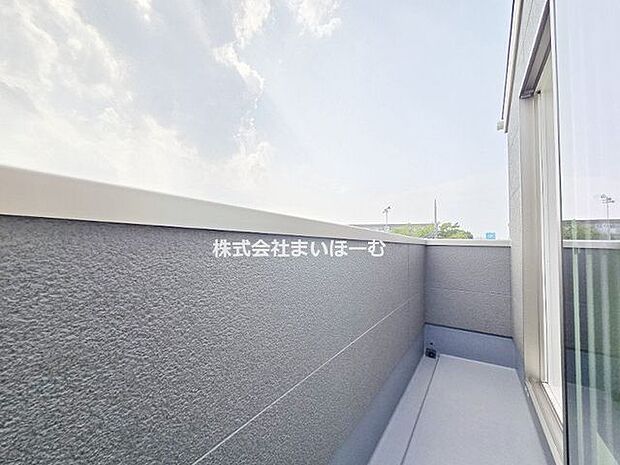 【バルコニー】2か所のバルコニーで、たくさんのお洗濯物も一日で干しきれます