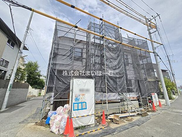 【外観】川口市差間2-32-5付近。南西角地の開放感。更に南東側も隣家の駐車場の為、三方向空いた好立地です(2026年8月1日撮影)