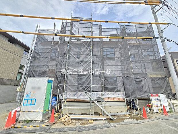 【外観】川口市差間2-32-5付近。南西角地の開放感。更に南東側も隣家の駐車場の為、三方向空いた好立地です(2026年8月1日撮影)